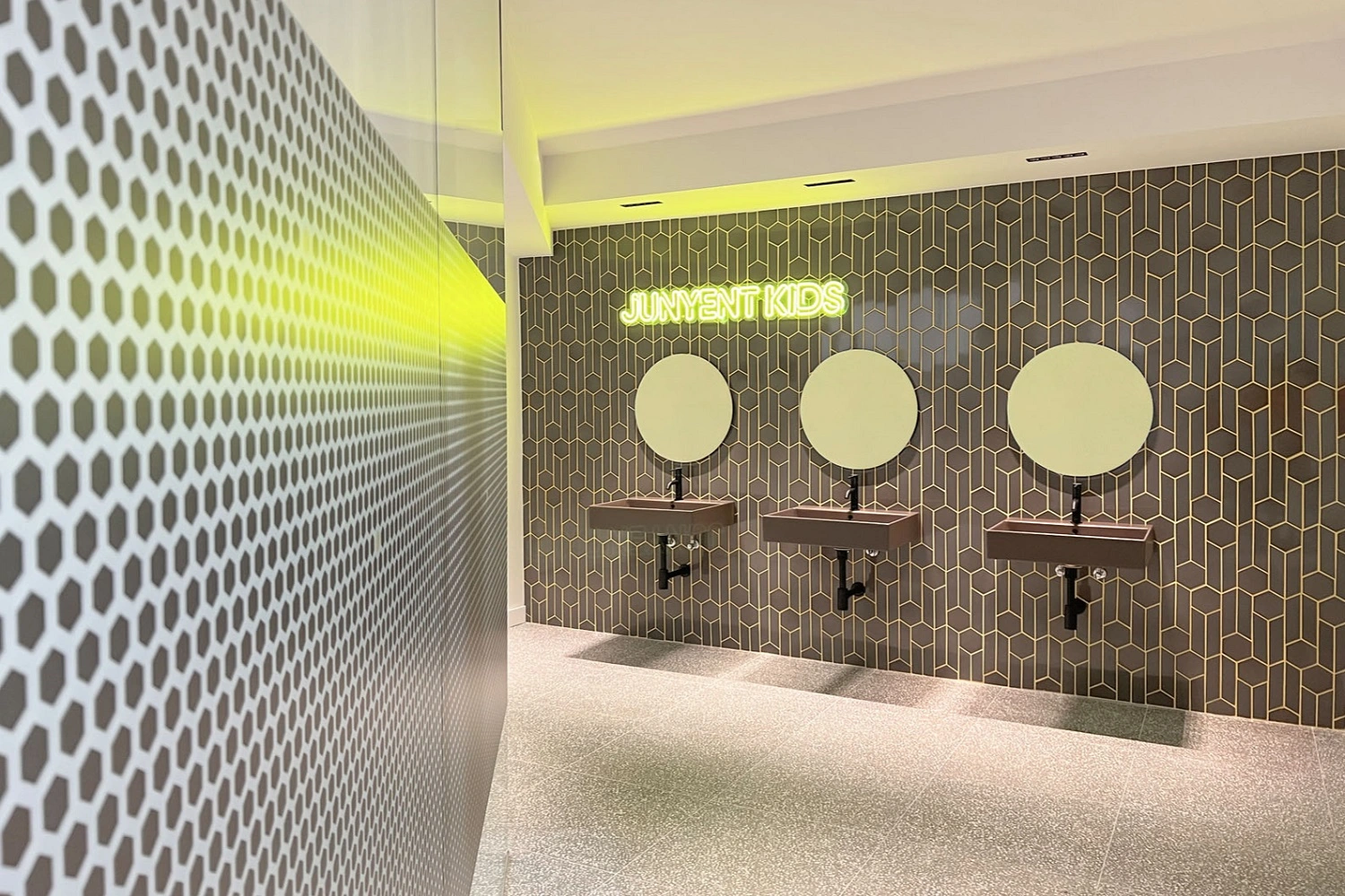 Nowoczesna, stylowa łazienka w placówce dla dzieci od Marazzi